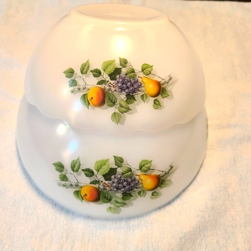 ⭐ARCOPAL "FRUITS de FRANCE" 2 WHITE MILK GLASS SCALLOPED BOWLS 1970s VINTAGE